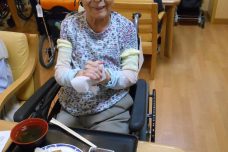 車椅子に乗った入居者が室内で活動している様子